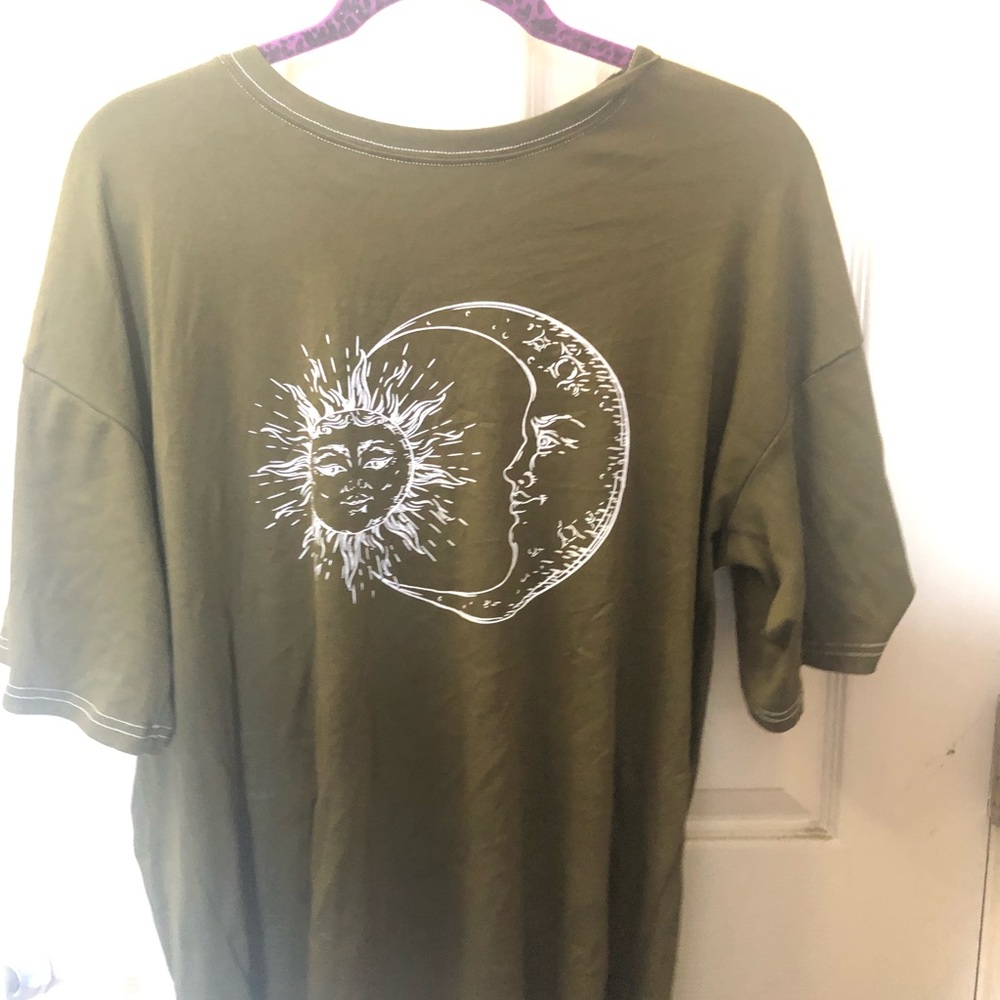 Stretchy graphic tee